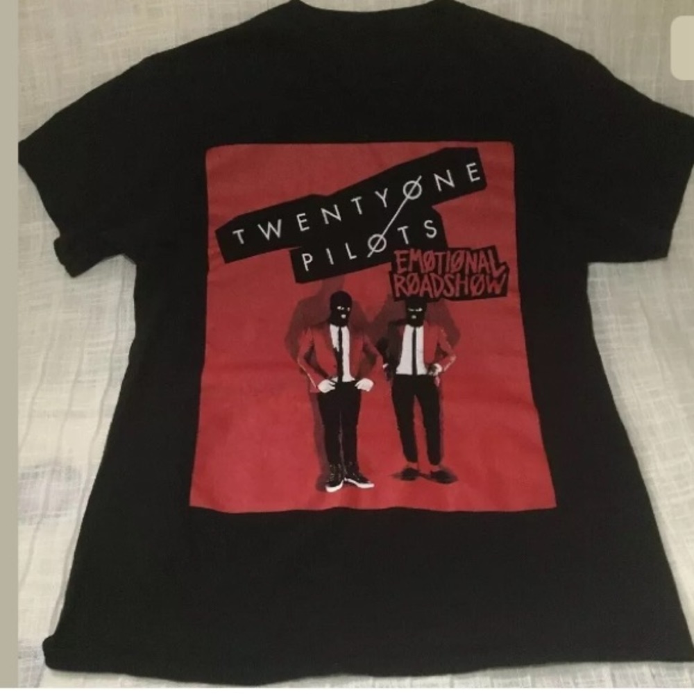Twenty One Pilots Emotional Roadshow 2017 Small